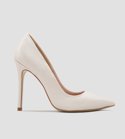 Scarpin feminino em couro na cor marfim/nude, com design clássico, salto fino de 12 cm e bico fino, ideal para ocasiões elegantes como casamentos, formaturas e eventos formais.