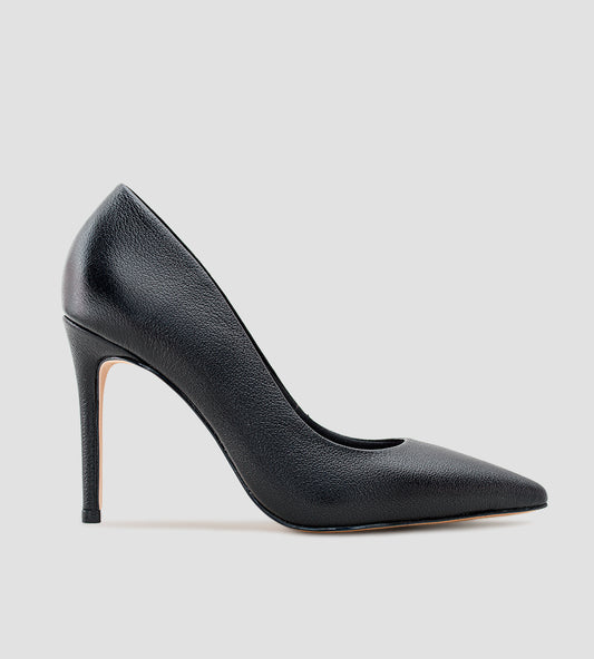 Scarpin clássico em couro preto com bico fino e salto alto fino de 12 cm, design sofisticado e acabamento texturizado, ideal para eventos formais e looks elegantes.