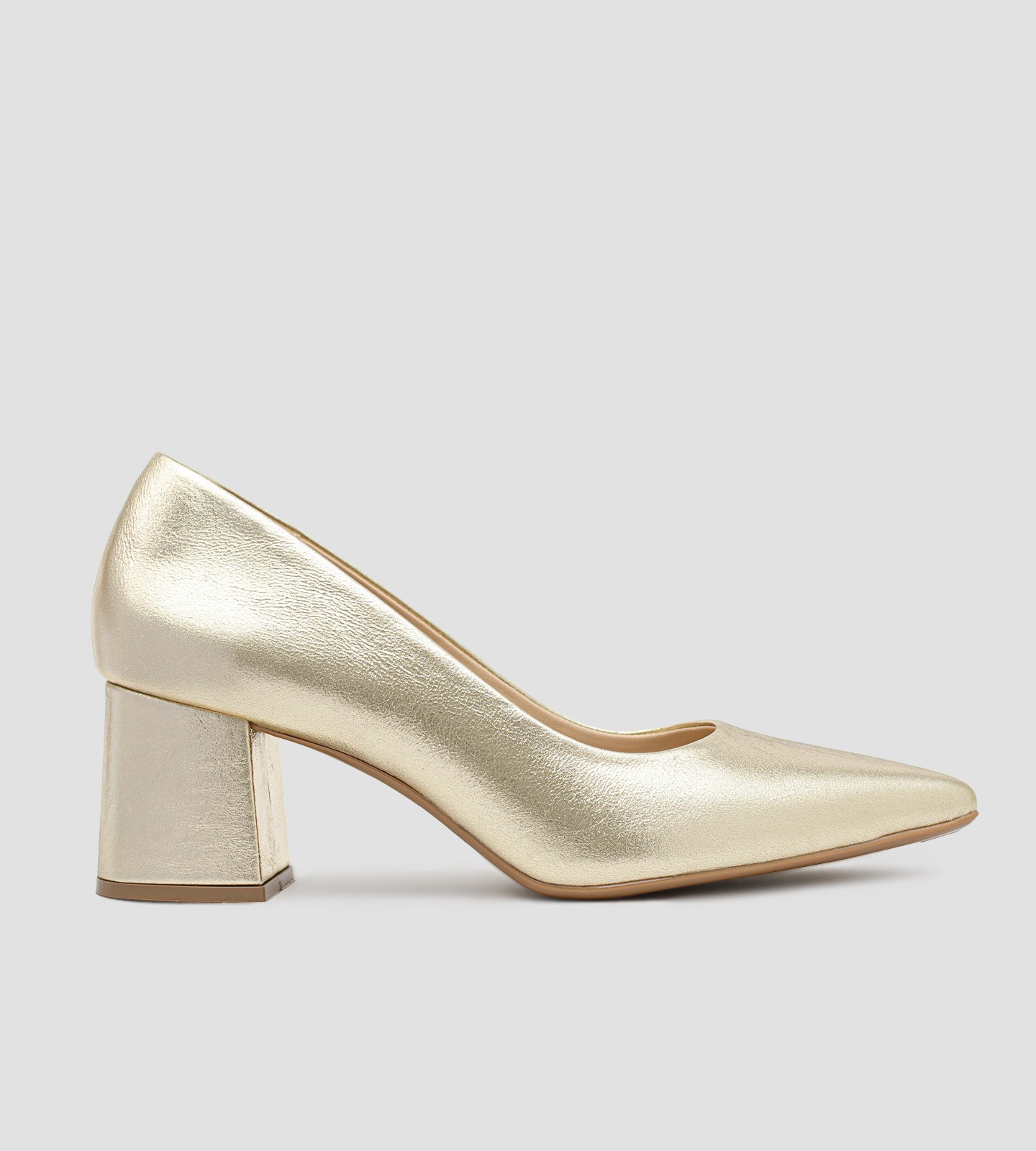 Scarpin feminino dourado em couro metalizado com bico fino e salto bloco de 6cm.