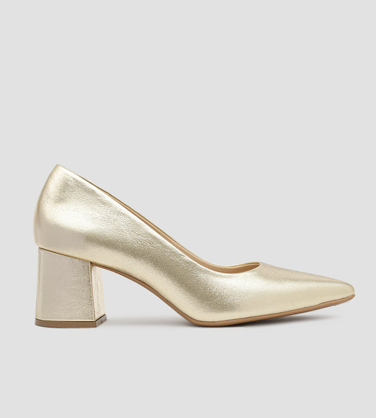 Scarpin feminino dourado em couro metalizado com bico fino e salto bloco de 6cm.