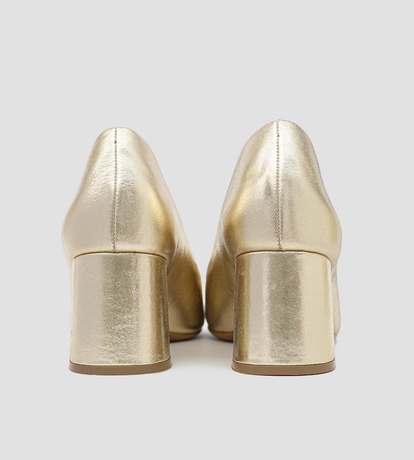 Scarpin feminino dourado em couro metalizado com bico fino e salto bloco de 6cm.