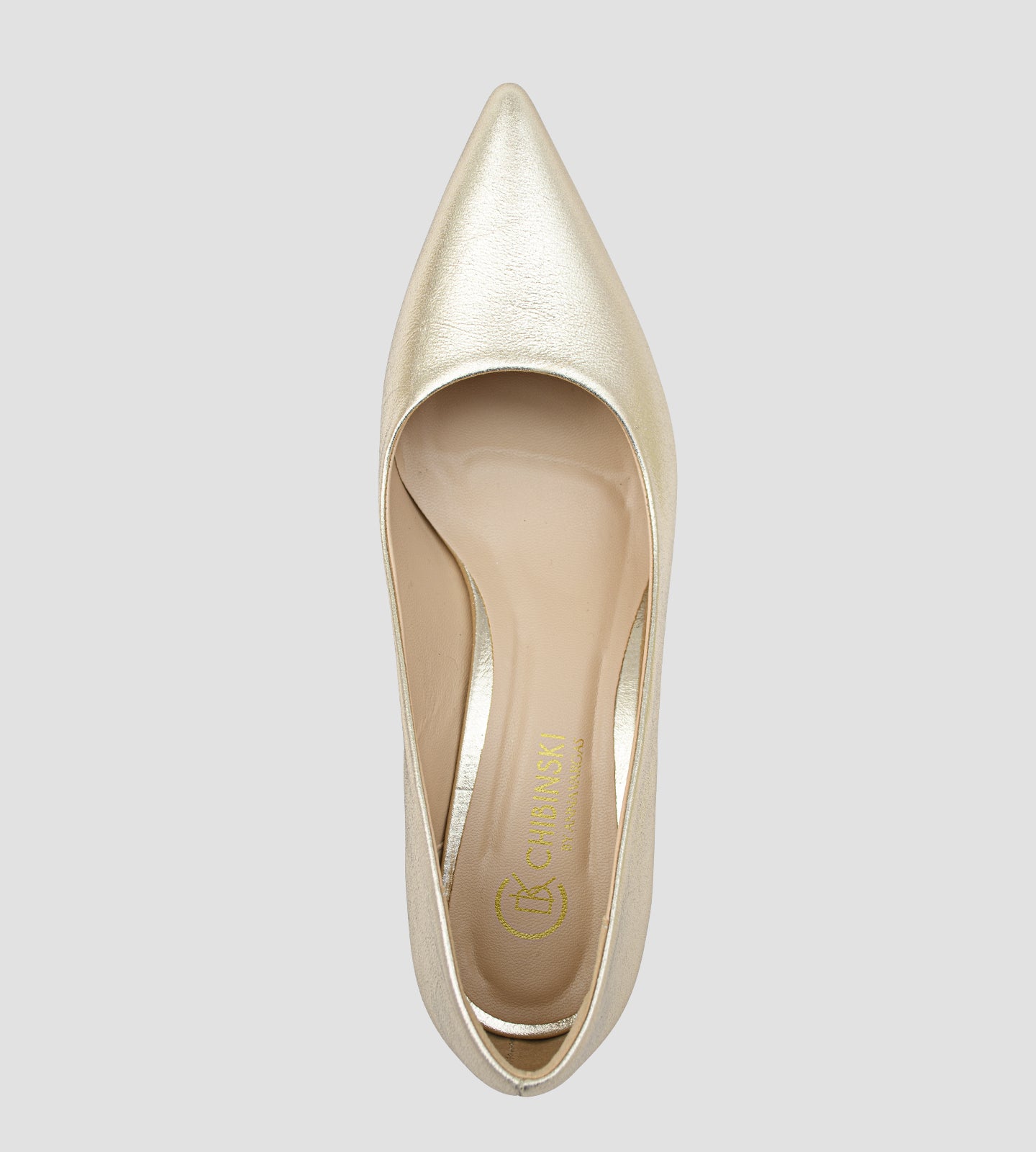 Scarpin feminino dourado em couro metalizado com bico fino e salto bloco de 6cm.