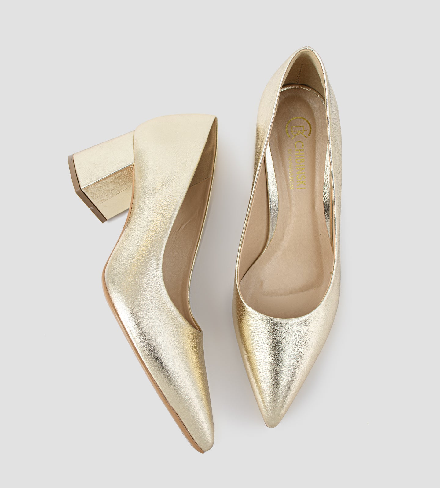 Scarpin feminino dourado em couro metalizado com bico fino e salto bloco de 6cm.