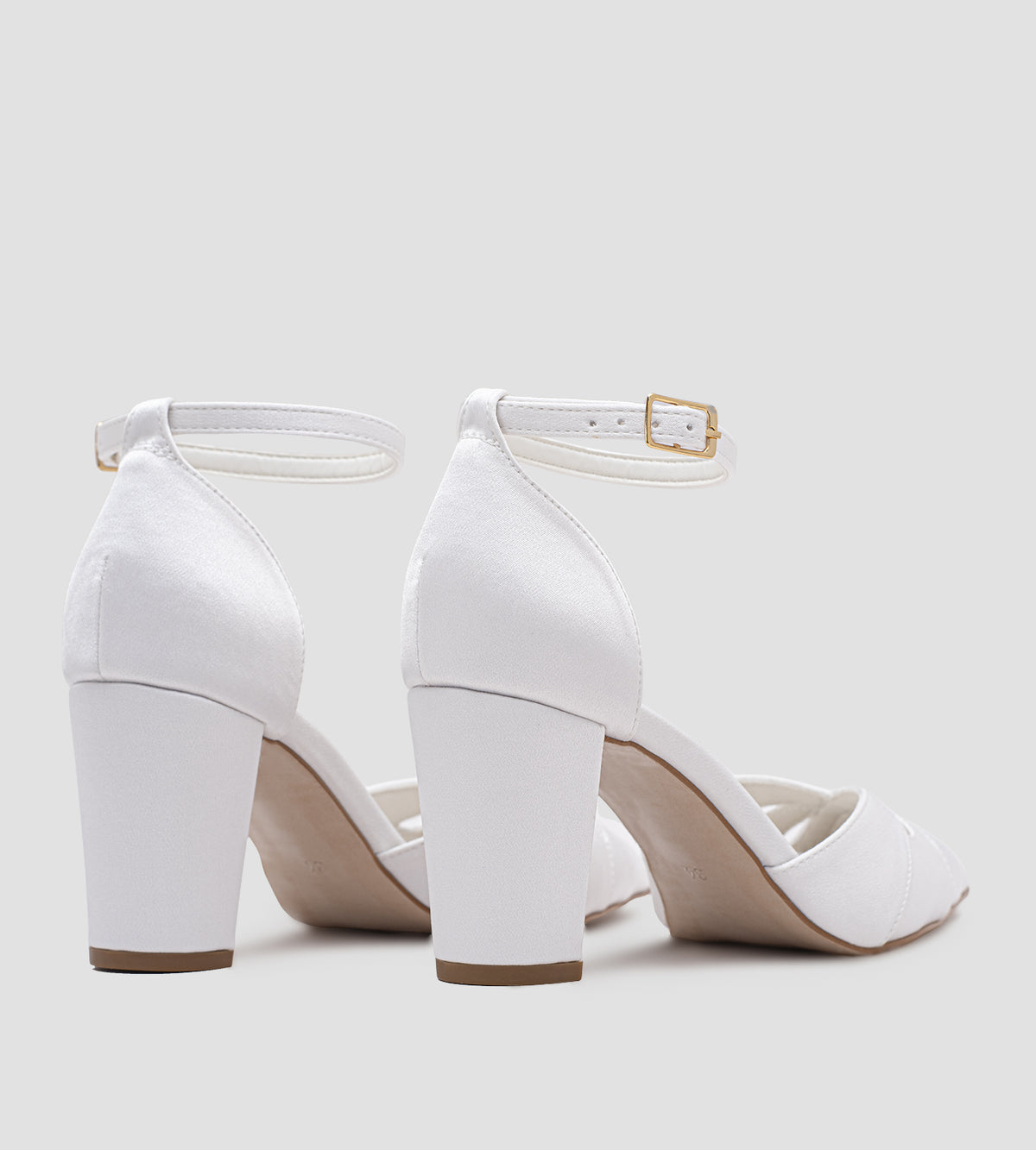 Scarpin de noiva CHIBINSKI off-white em tecido acetinado Indonésia, com bico fino, recortes delicados no cabedal, tira ajustável no tornozelo e salto bloco de 7 cm, ideal para casamento civil, cerimônia religiosa e festas.