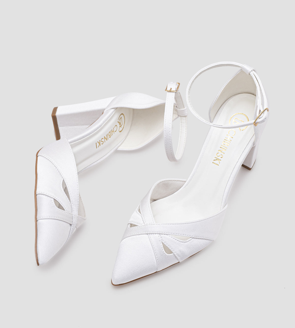 Scarpin de noiva CHIBINSKI off-white em tecido acetinado Indonésia, com bico fino, recortes delicados no cabedal, tira ajustável no tornozelo e salto bloco de 7 cm, ideal para casamento civil, cerimônia religiosa e festas.