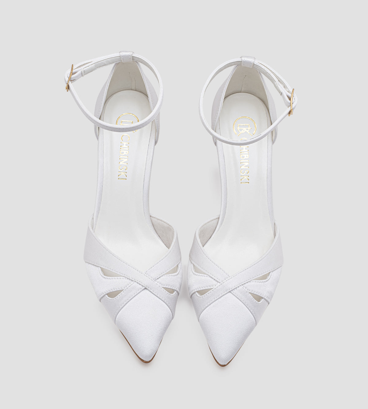 Scarpin de noiva CHIBINSKI off-white em tecido acetinado Indonésia, com bico fino, recortes delicados no cabedal, tira ajustável no tornozelo e salto bloco de 7 cm, ideal para casamento civil, cerimônia religiosa e festas.