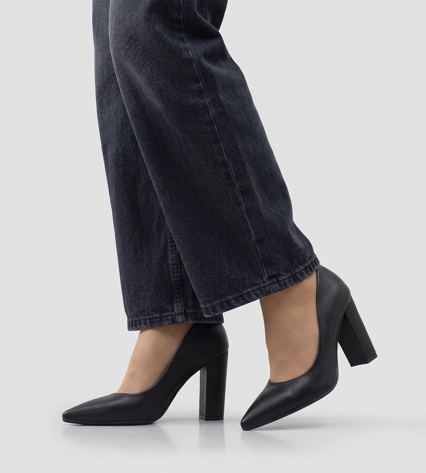 Scarpin preto em couro legítimo, com bico fino e salto alto bloco de 10 cm, design elegante e moderno.