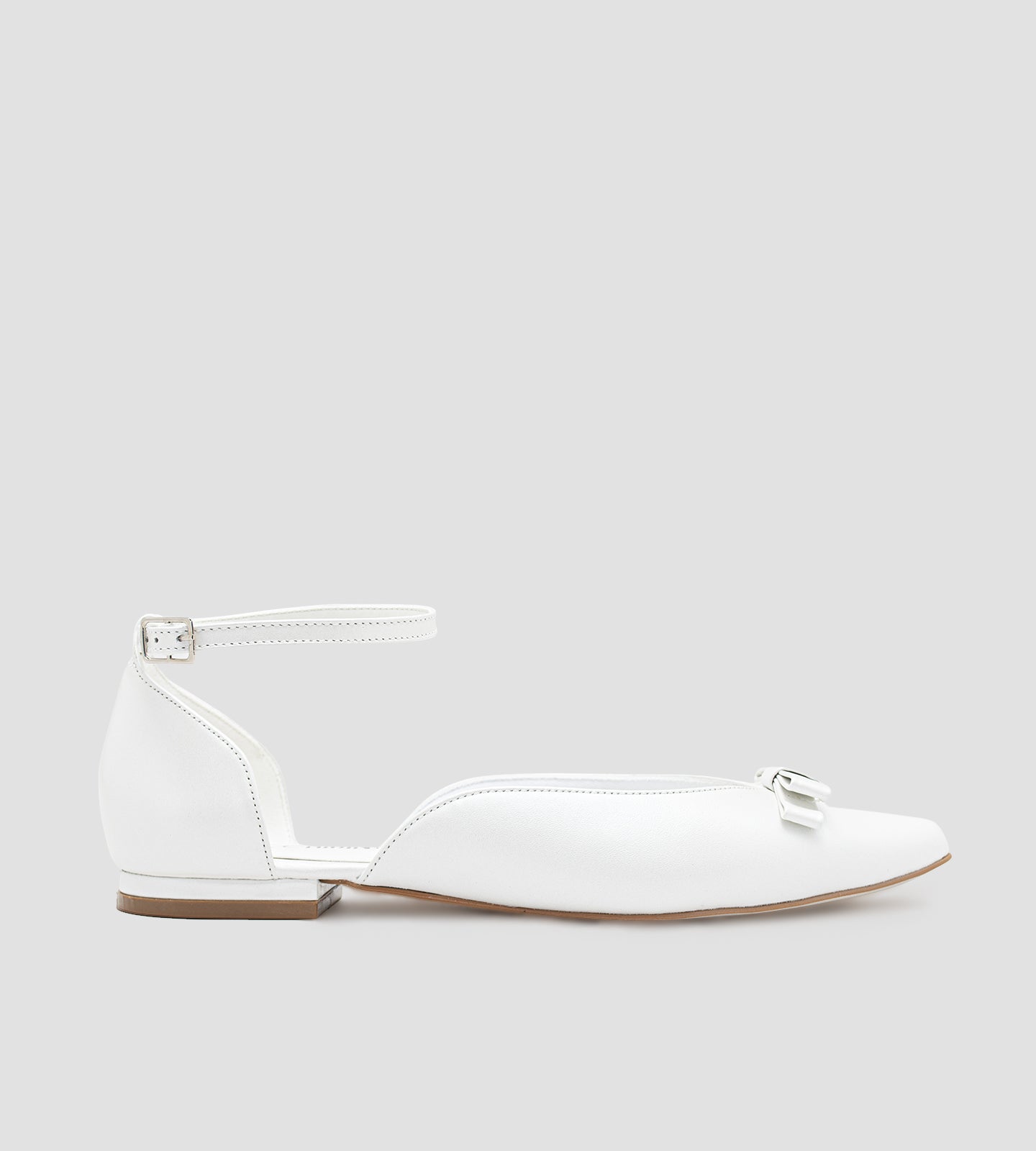 Sapatilha de noiva em couro perolado branco com laço delicado na parte frontal, design elegante e confortável.