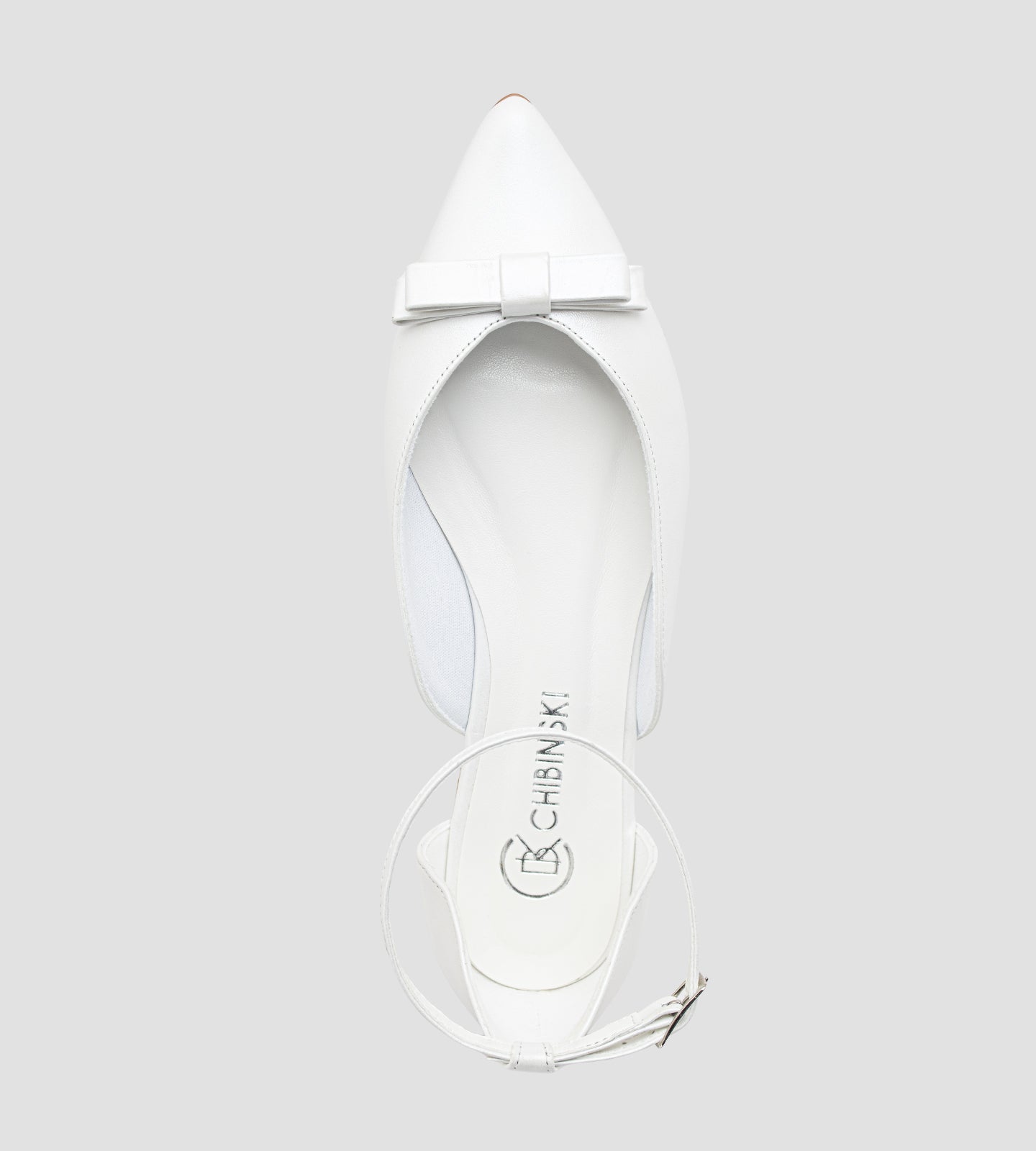 Sapatilha de noiva em couro perolado branco com laço delicado na parte frontal, design elegante e confortável.