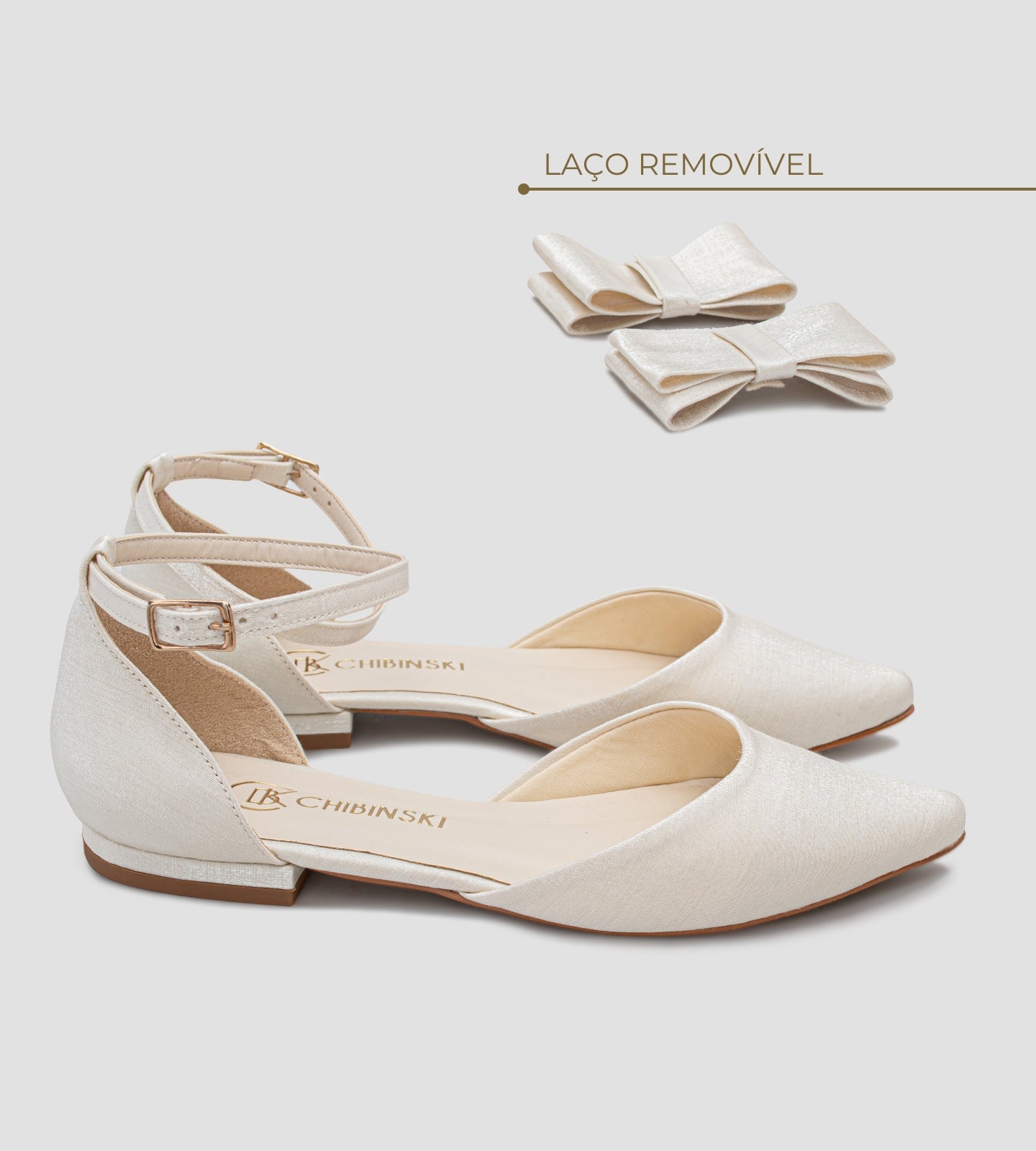 Sapatilha de noiva off white com acabamento acetinado, sem salto, detalhe de laço delicado no tornozelo e design minimalista. Ideal para noivas que buscam conforto e elegância no casamento.