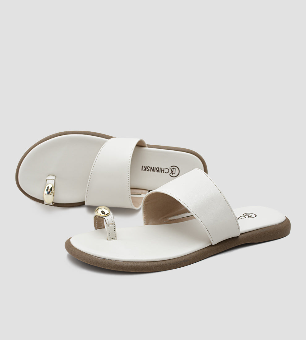 rasteira feminina off white com tira larga e detalhe dourado no dedo