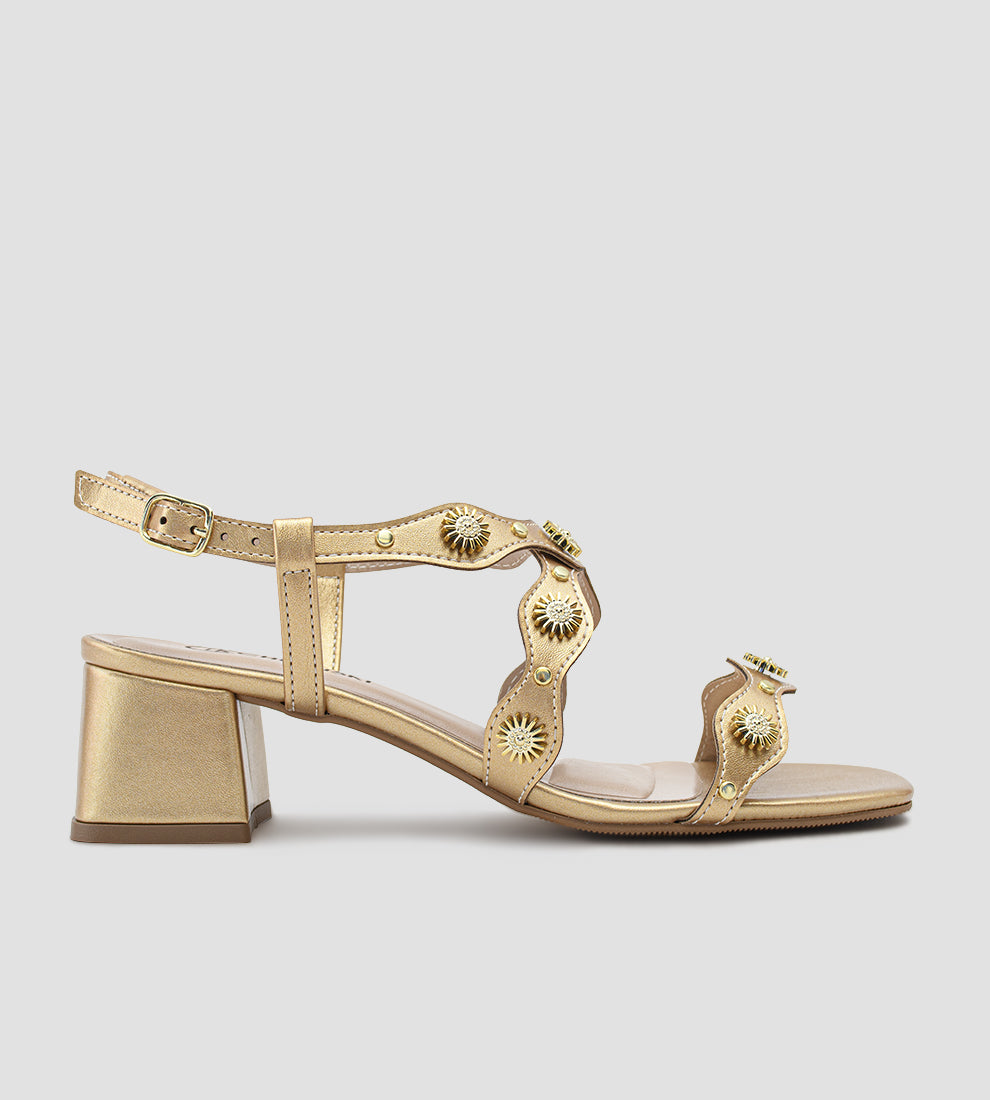sandália dourada feminina com salto bloco e tiras com detalhes metálicos