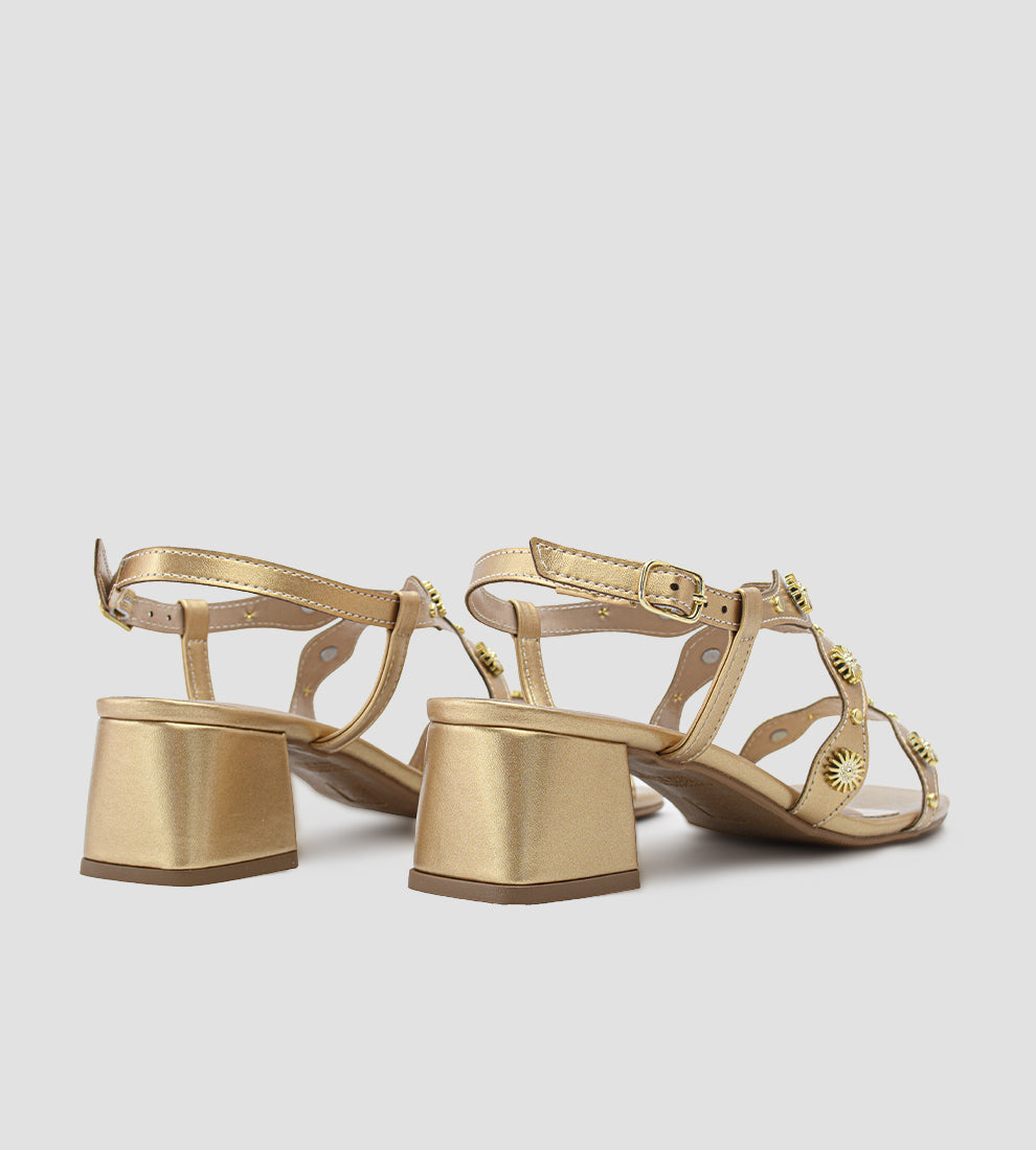 sandália dourada feminina com salto bloco e tiras com detalhes metálicos