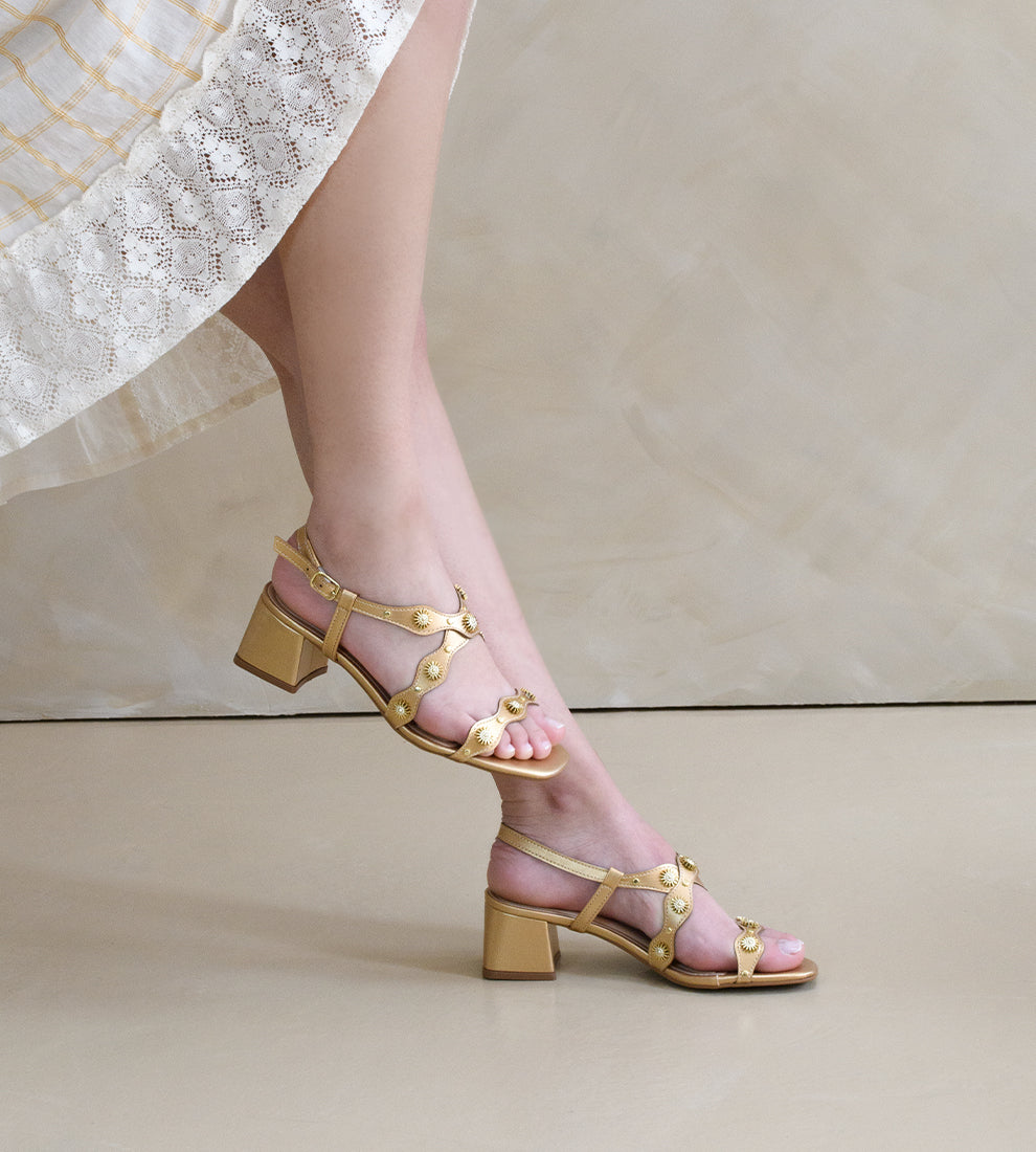 sandália dourada feminina com salto bloco e tiras com detalhes metálicos