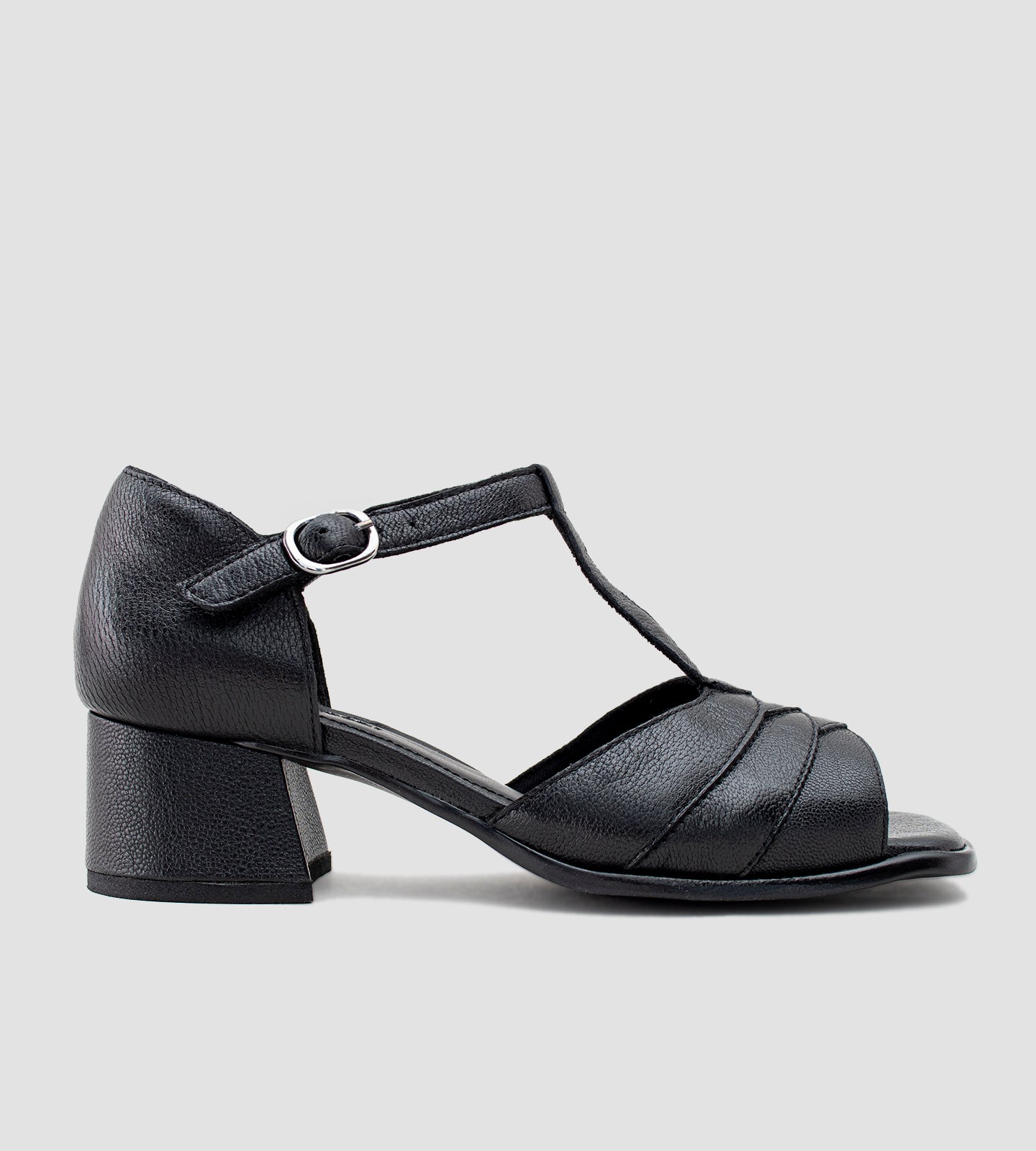 Sandália feminina em couro pelica preto com salto grosso de 5cm. O modelo possui tiras delicadas na parte frontal, fechamento lateral com fivela ajustável e solado antiderrapante. Design clássico e elegante, ideal para diversas ocasiões.