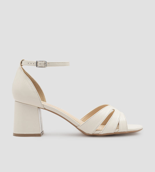 Sandália feminina em couro off white com salto bloco de 6cm, e design elegante CHIBINSKI.
