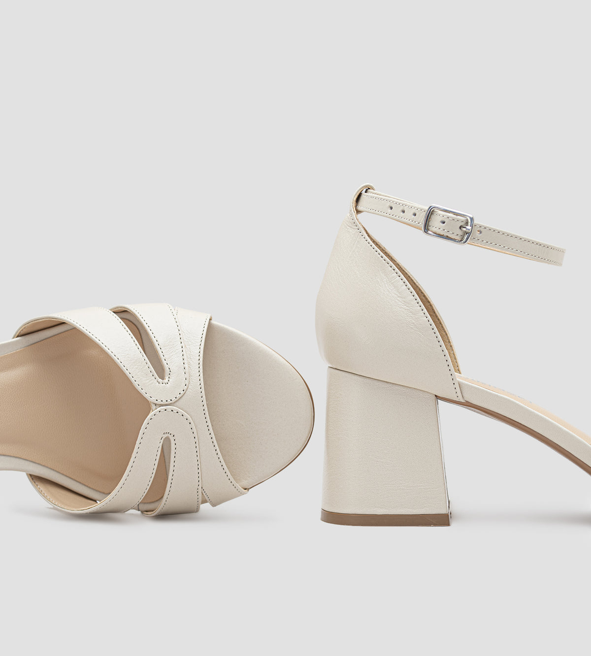 Sandália feminina em couro off white com salto bloco de 6cm, e design elegante CHIBINSKI.
