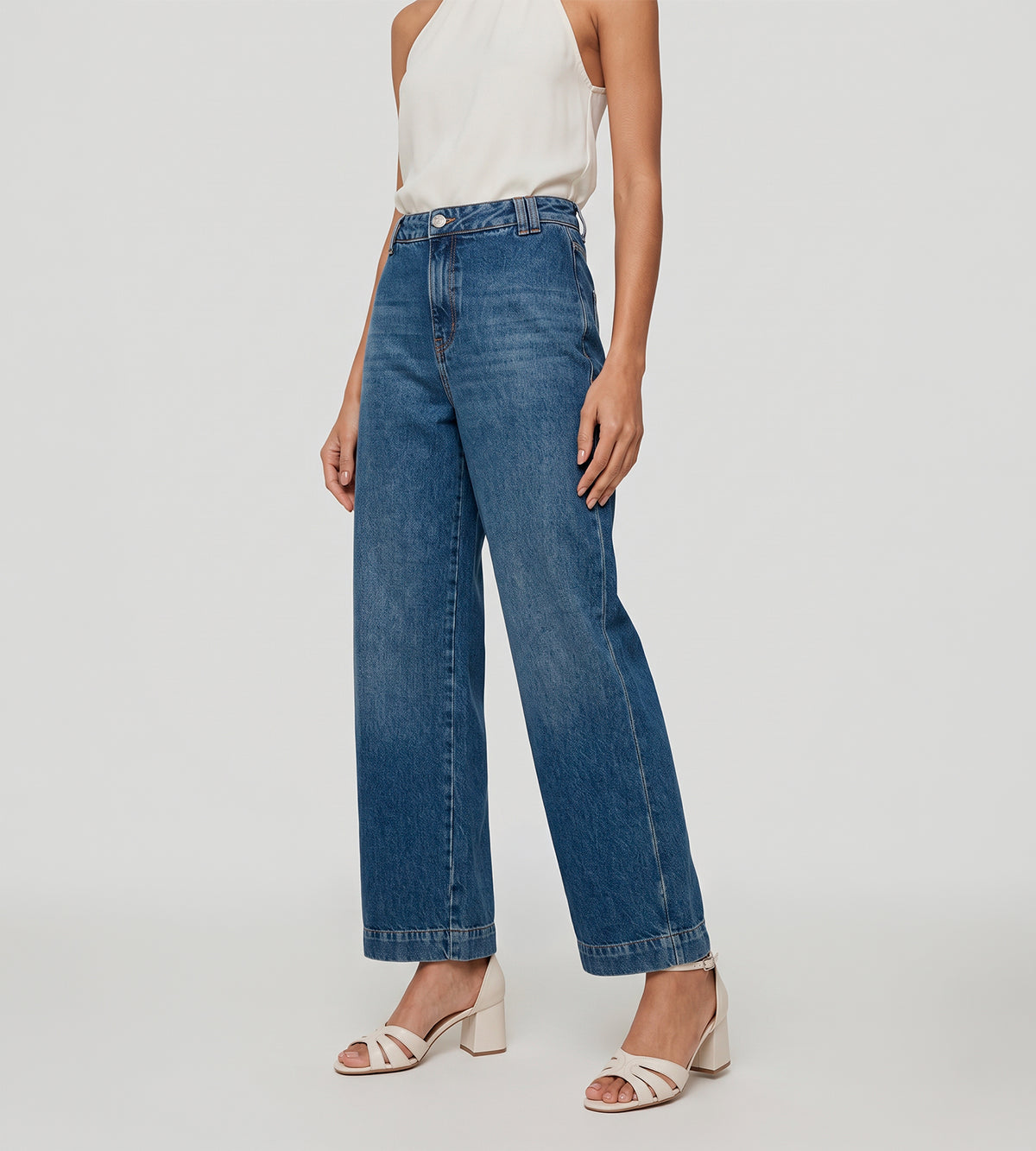 Sandália feminina em couro off white com salto bloco de 6cm, e design elegante CHIBINSKI.
