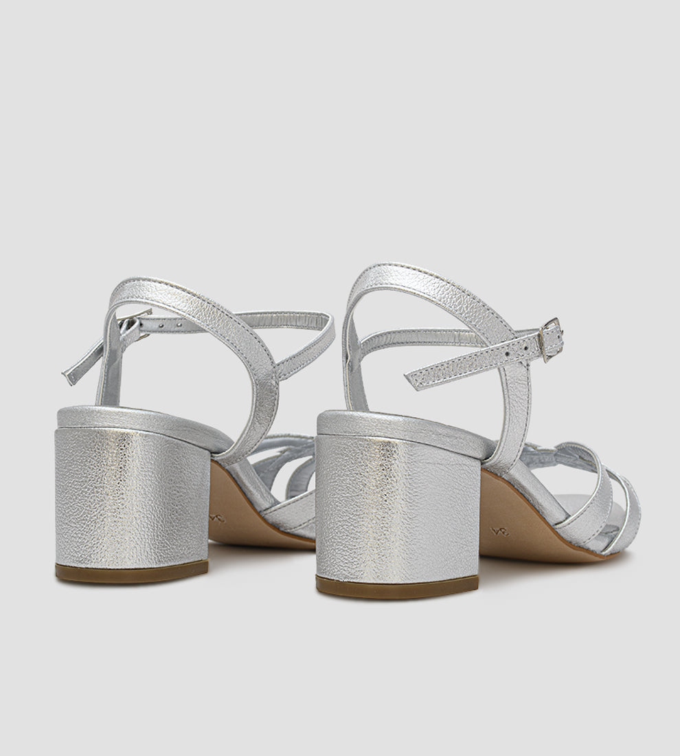 sandália prata feminina com salto bloco médio, tiras cruzadas na frente e fivela delicada no tornozelo