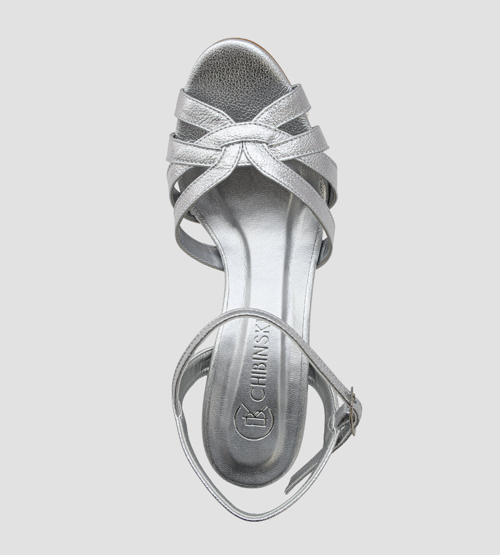 sandália prata feminina com salto bloco médio, tiras cruzadas na frente e fivela delicada no tornozelo