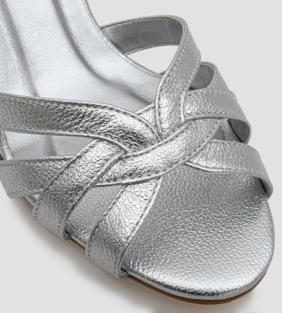 sandália prata feminina com salto bloco médio, tiras cruzadas na frente e fivela delicada no tornozelo