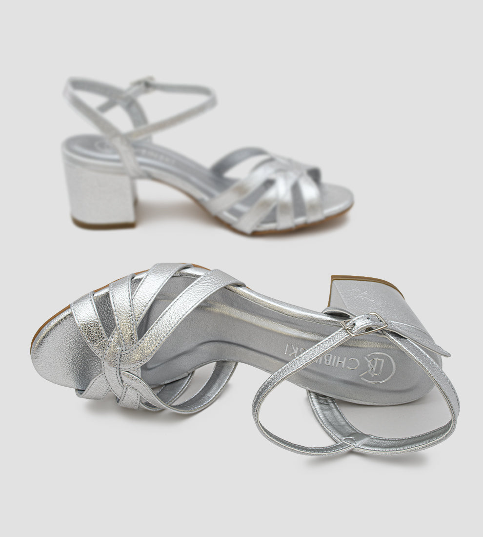 sandália prata feminina com salto bloco médio, tiras cruzadas na frente e fivela delicada no tornozelo