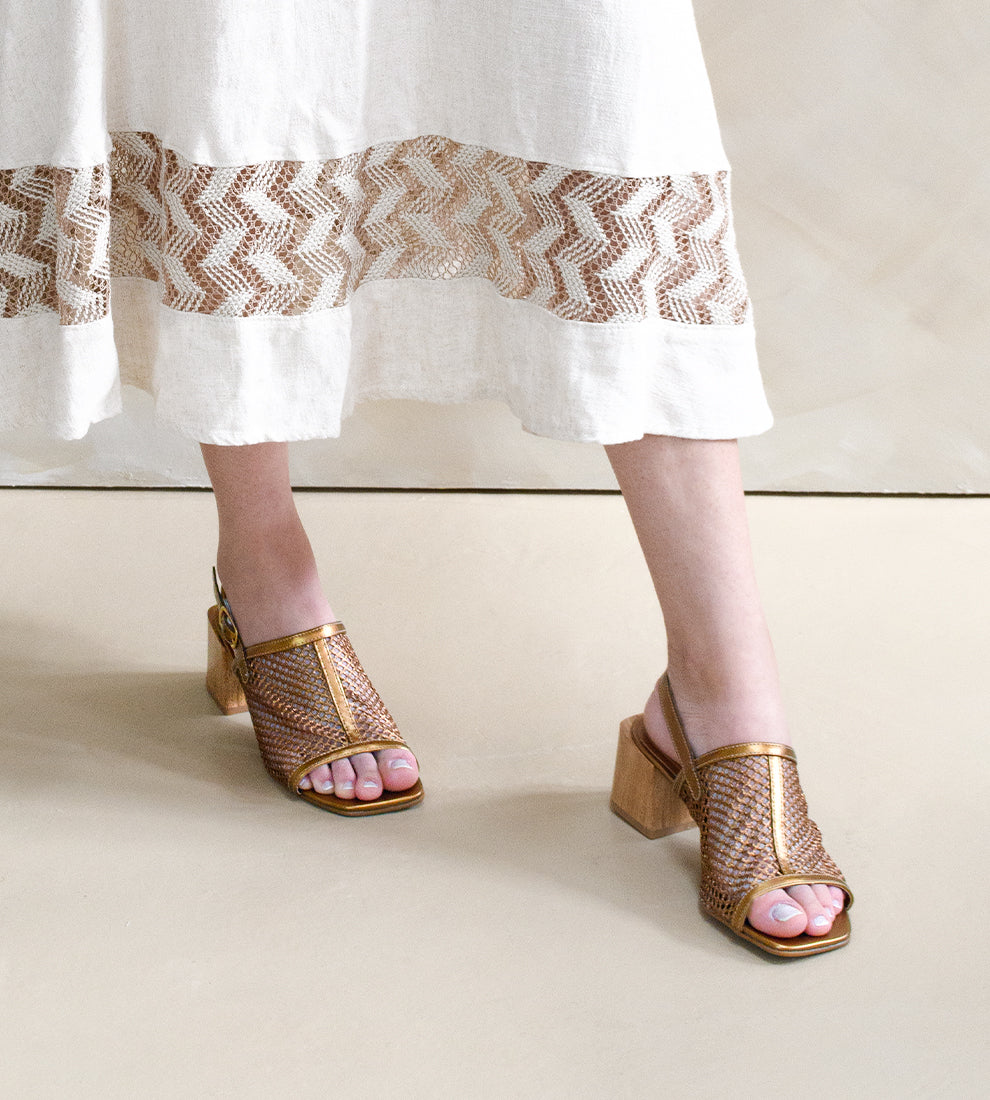 sandália festa bronze feminina com tela vazada e salto bloco amadeirado