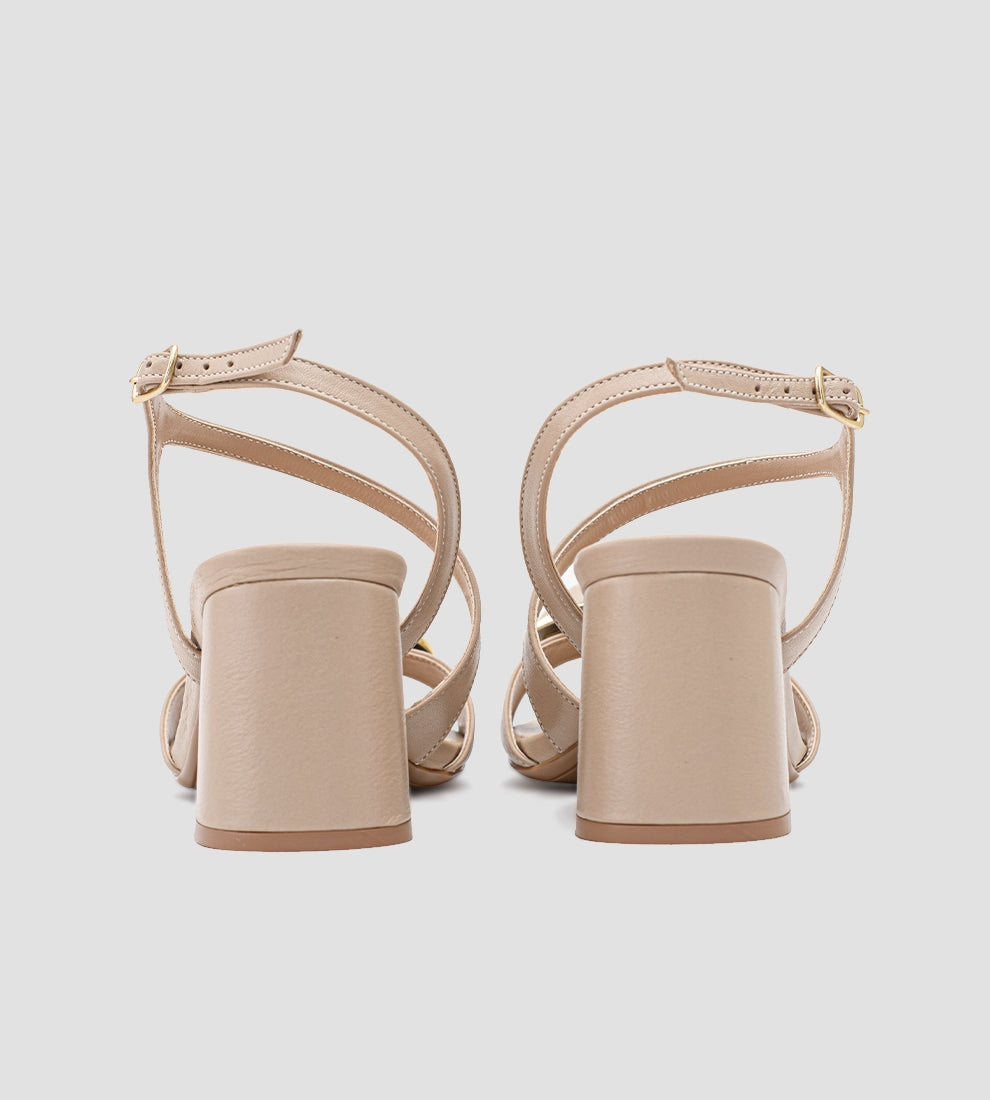Sandália feminina bege com salto bloco médio e detalhe de pedra com acabamento dourado, elegante e confortável para eventos ou looks casuais.