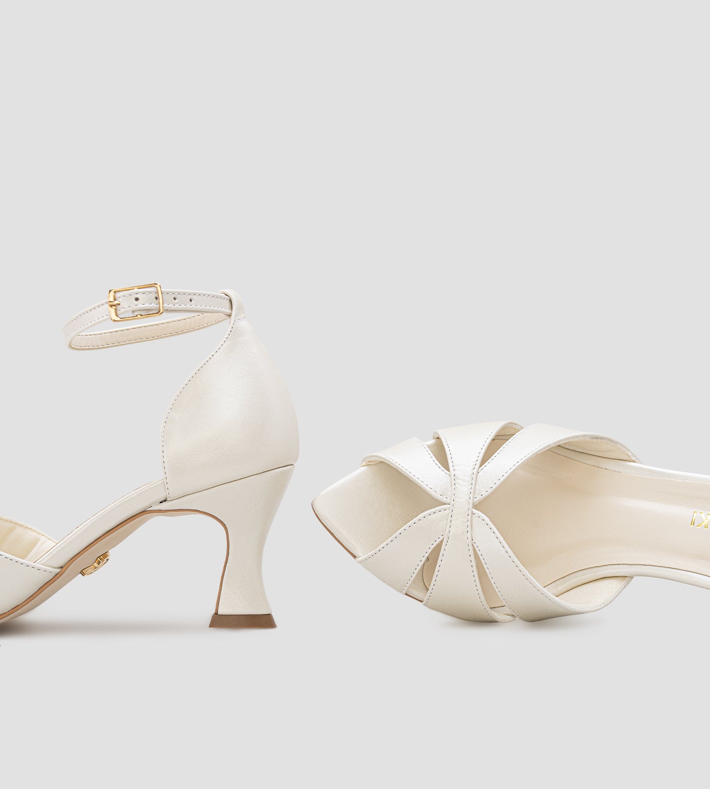 Sandália de Noiva Off White em Couro Perolado com Salto Taça 7 cm e Bico Folha