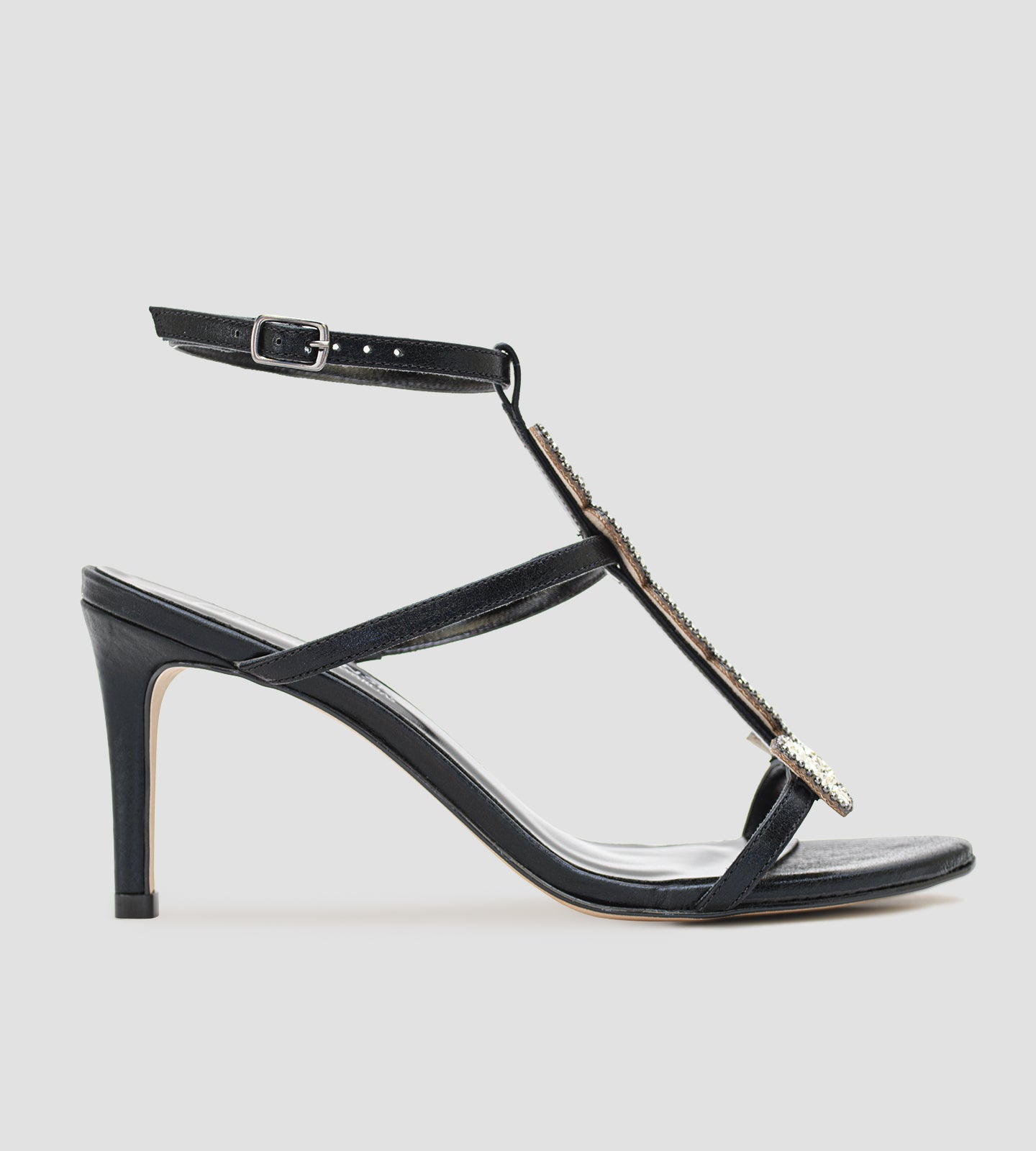 Sandália preta em couro com tiras finas, aplicações de cristais e salto de 8cm.