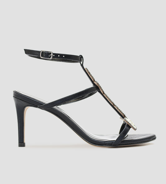 Sandália preta em couro com tiras finas, aplicações de cristais e salto de 8cm.