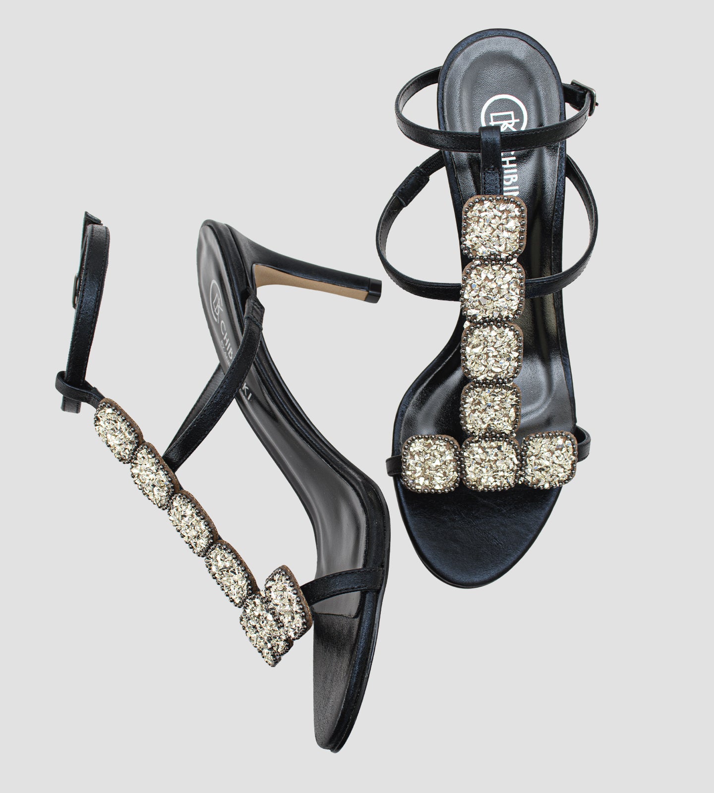 Sandália preta em couro com tiras finas, aplicações de cristais e salto de 8cm.