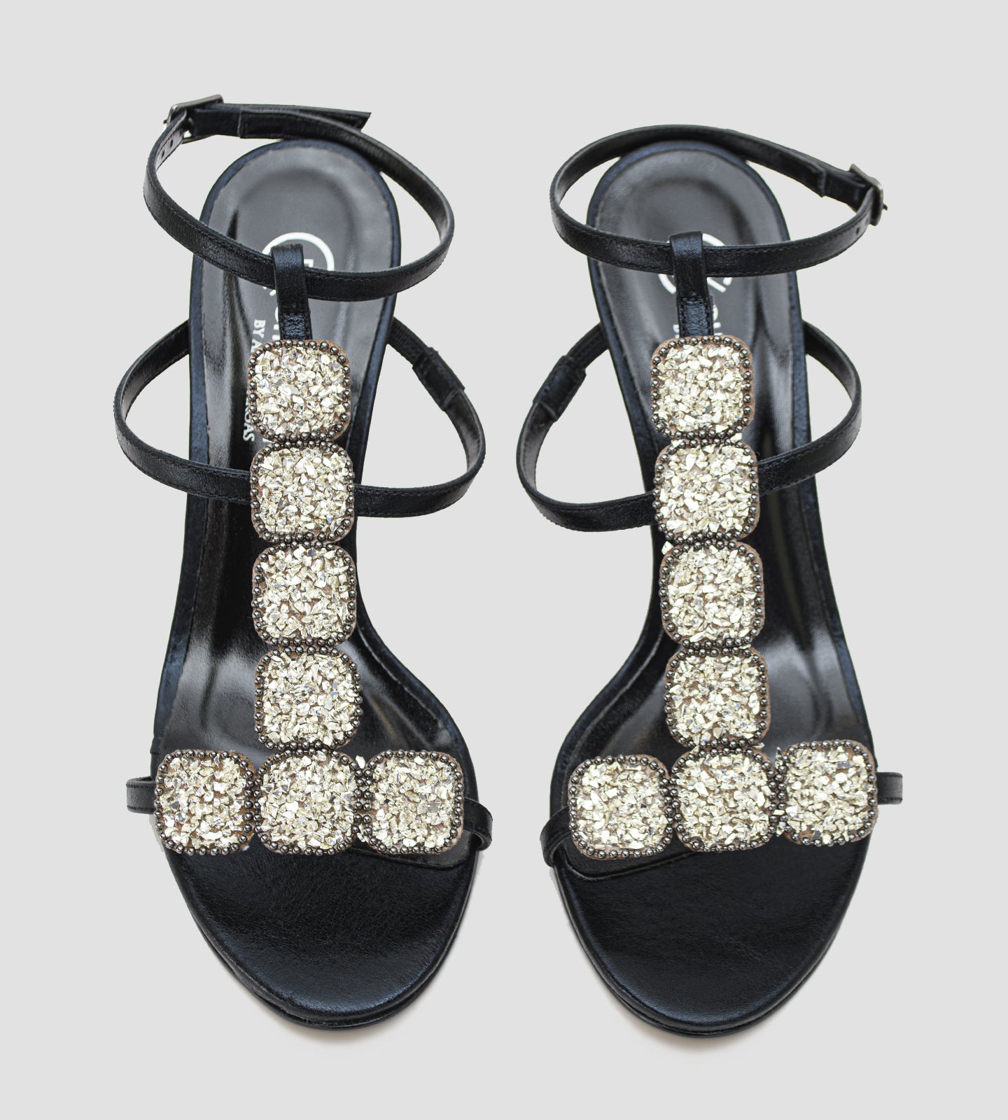 Sandália preta em couro com tiras finas, aplicações de cristais e salto de 8cm.