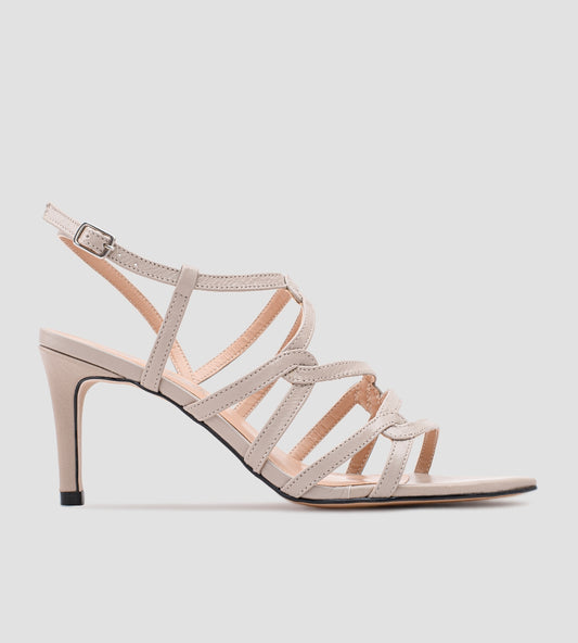 Sandália feminina bege com tiras finas e salto fino de 9 cm, elegante e confortável para festas, casamentos e eventos sofisticados.