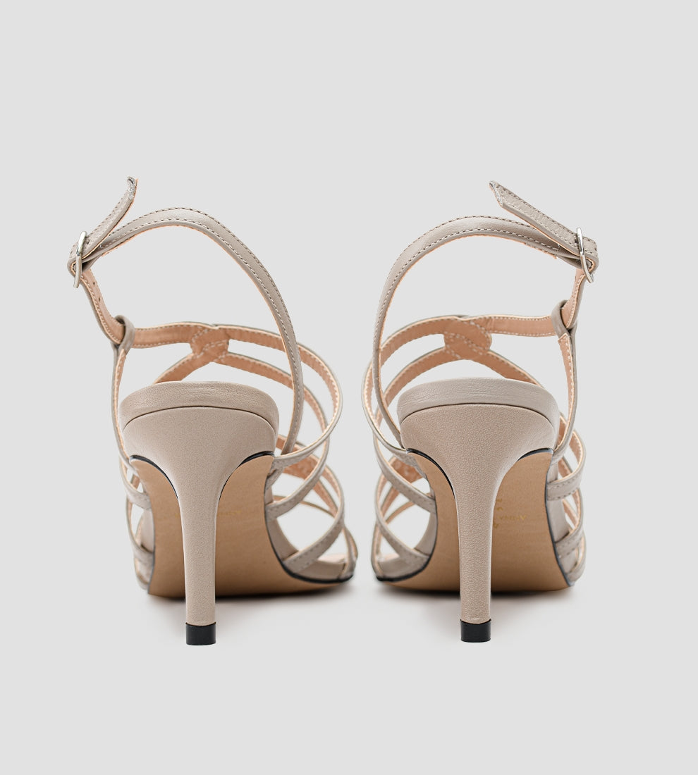Sandália feminina bege com tiras finas e salto fino de 9 cm, elegante e confortável para festas, casamentos e eventos sofisticados.