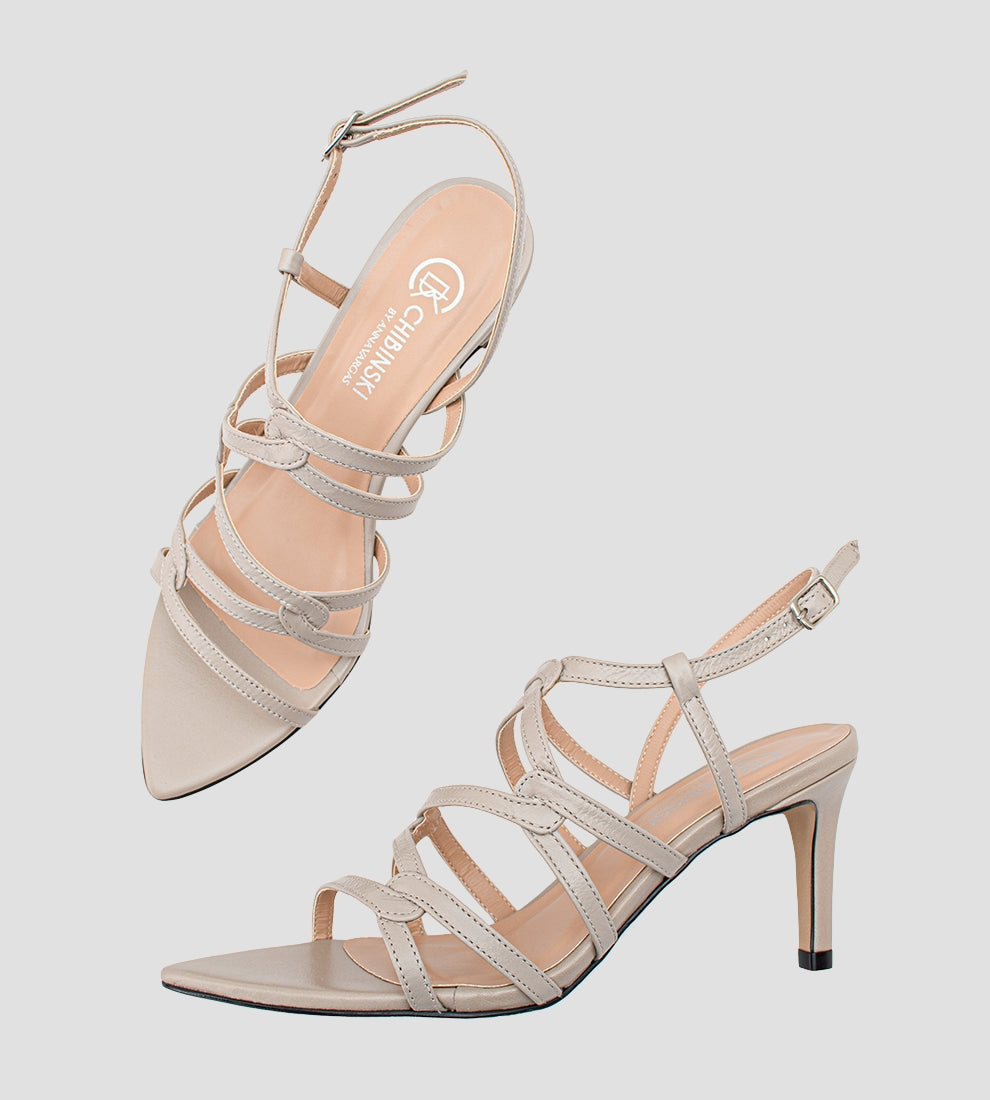 Sandália feminina bege com tiras finas e salto fino de 9 cm, elegante e confortável para festas, casamentos e eventos sofisticados.