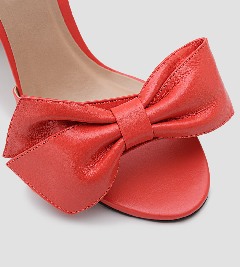 Sandália de couro feminina com laço grande e salto fino de 9 cm, cor vermelha, com tira ajustável no tornozelo – calçado elegante para festas e eventos.