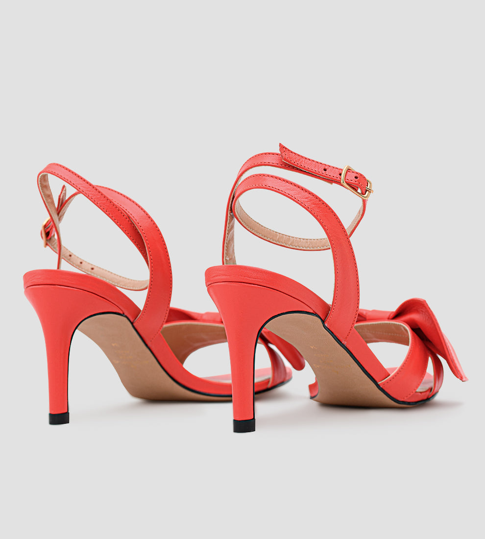 Sandália de couro feminina com laço grande e salto fino de 9 cm, cor vermelha, com tira ajustável no tornozelo – calçado elegante para festas e eventos.