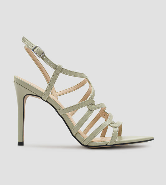 Sandália feminina em couro verde com tiras finas, salto alto fino de 10 cm e fechamento com fivela.