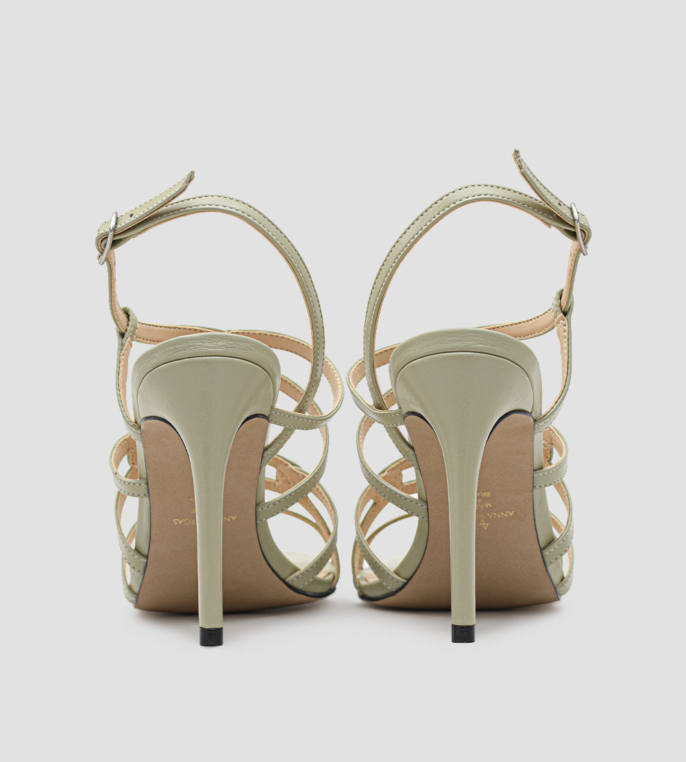 Sandália feminina em couro verde com tiras finas, salto alto fino de 10 cm e fechamento com fivela.