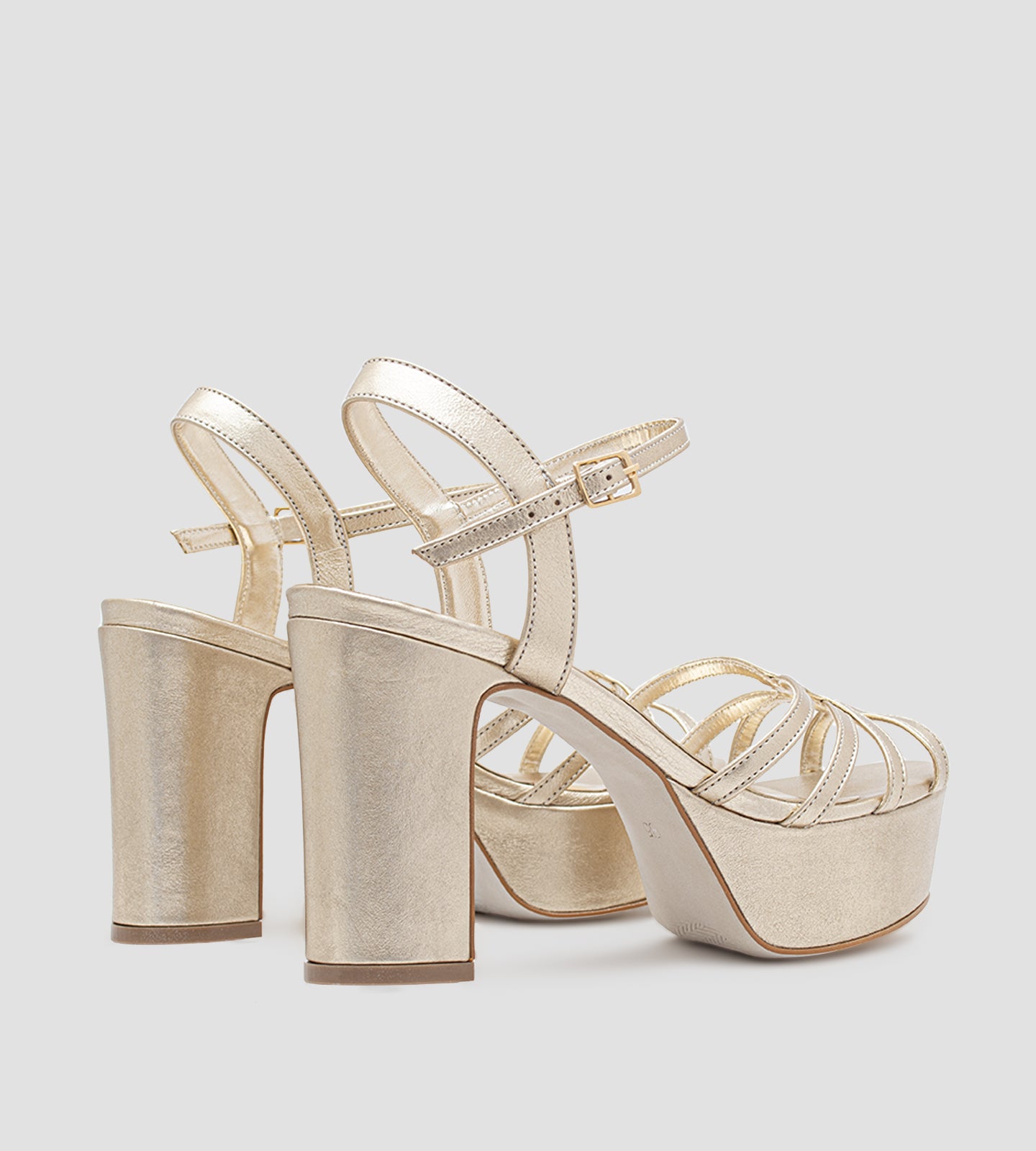 Sandália de festa feminina em couro dourado com plataforma frontal e salto bloco de 10 cm, tiras delicadas e fechamento ajustável no tornozelo.