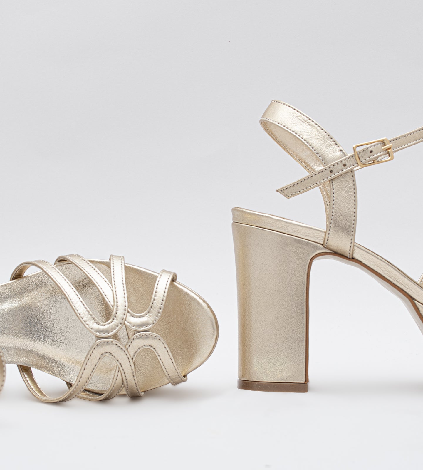 Sandália de festa feminina em couro dourado com plataforma frontal e salto bloco de 10 cm, tiras delicadas e fechamento ajustável no tornozelo.