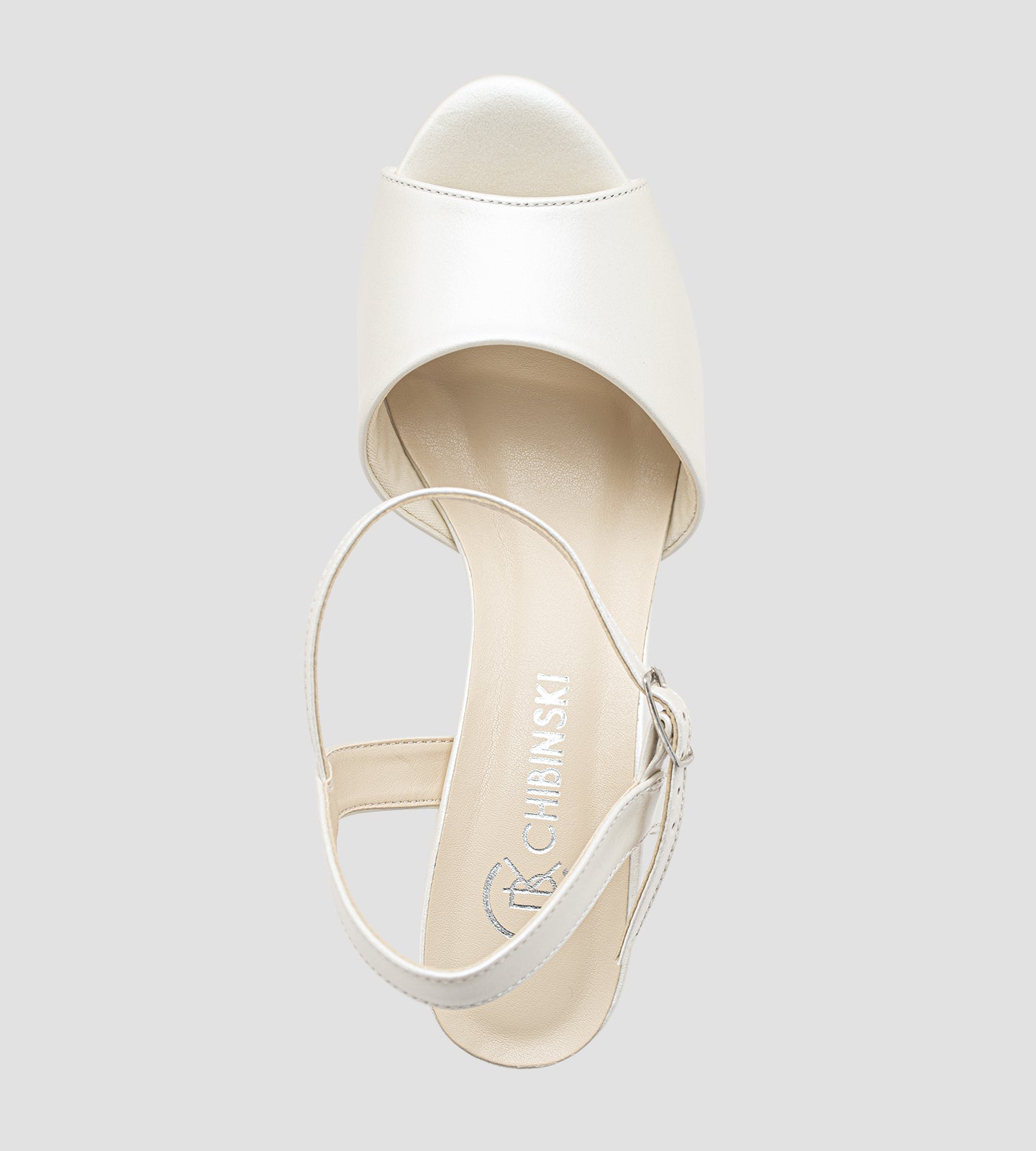 Sandália de noiva em couro perolado off white com plataforma e salto de 10 cm, tira frontal larga e fechamento ajustável no tornozelo.