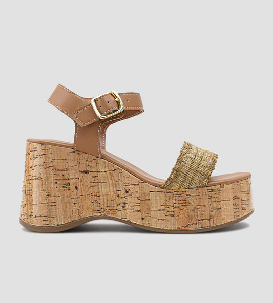 Sandália anabela feminina com salto plataforma em cortiça, tiras em malha inglesa e fecho de fivela dourada no tornozelo.