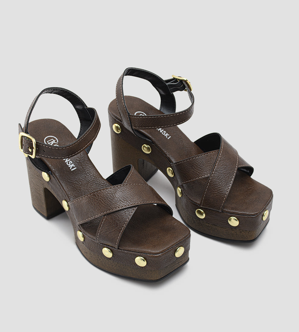 sandália plataforma marrom feminina com salto bloco amadeirado, tiras cruzadas e tachinhas douradas