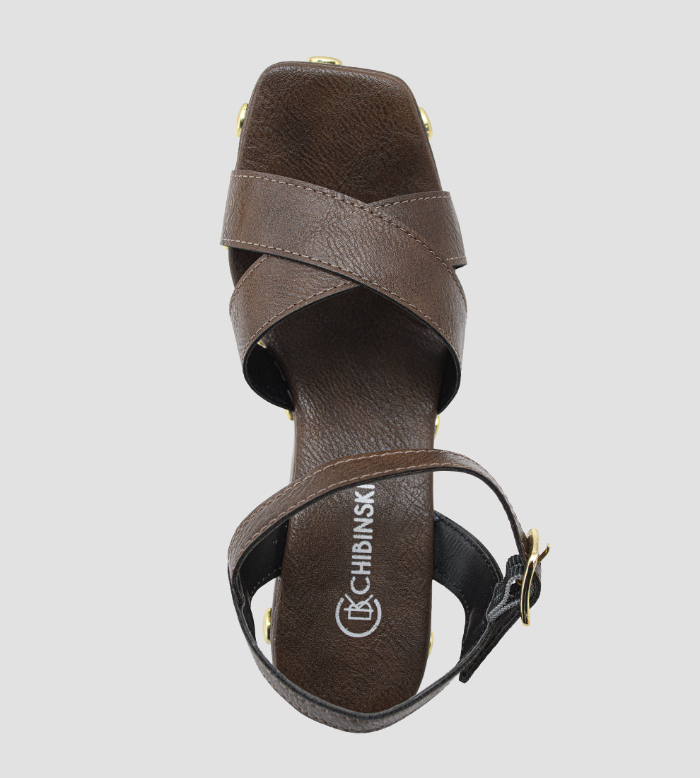 sandália plataforma marrom feminina com salto bloco amadeirado, tiras cruzadas e tachinhas douradas