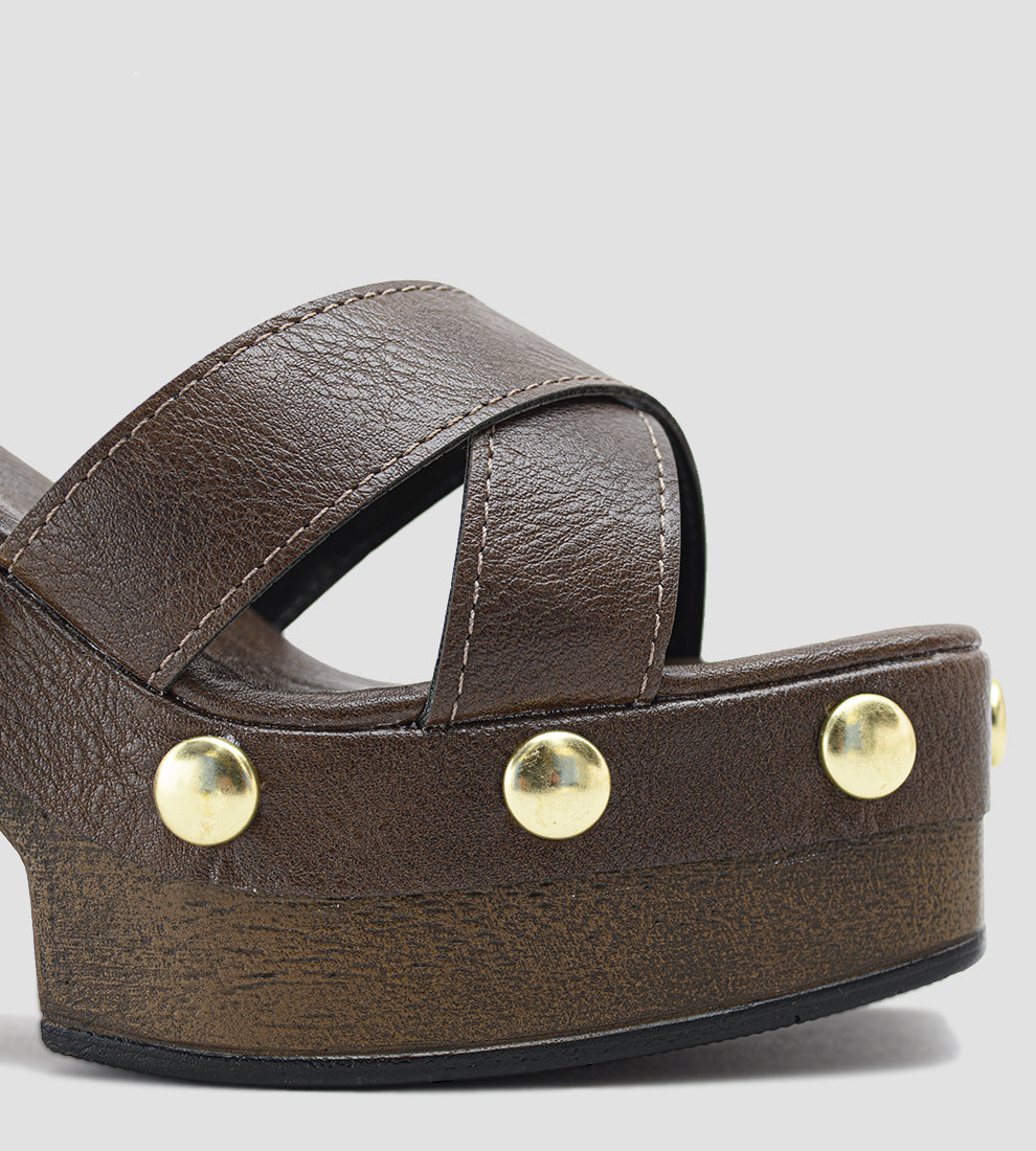 sandália plataforma marrom feminina com salto bloco amadeirado, tiras cruzadas e tachinhas douradas