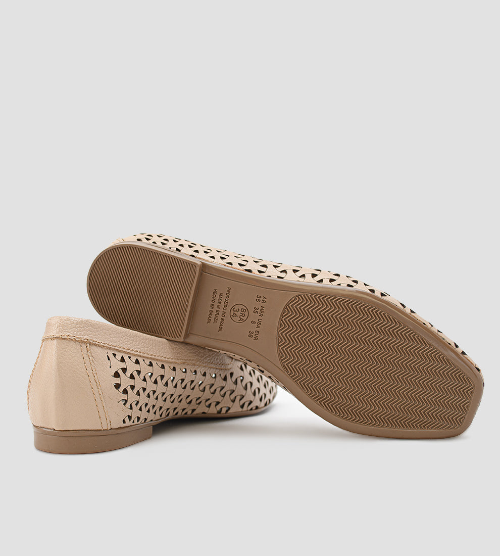 mocassim feminino nude com recortes vazados em couro e solado baixo, modelo leve e confortável.