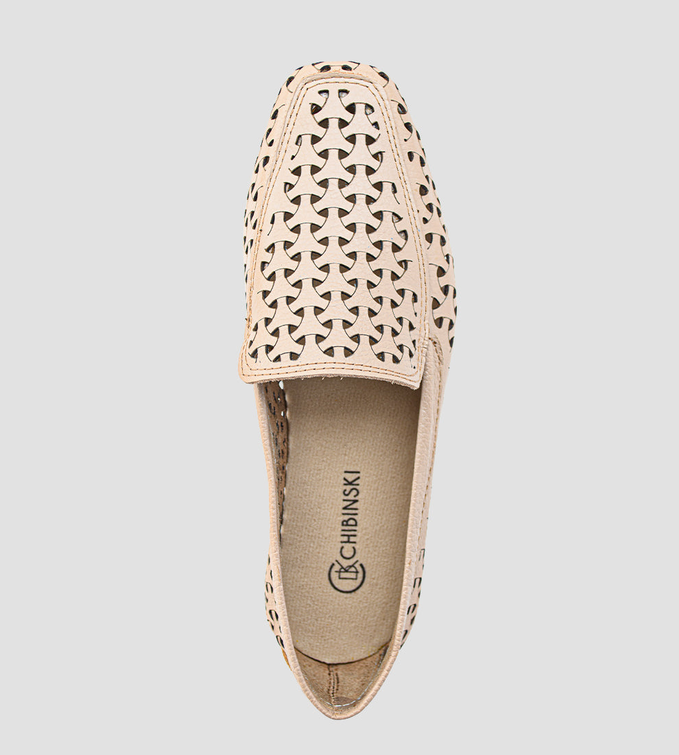 mocassim feminino nude com recortes vazados em couro e solado baixo, modelo leve e confortável.