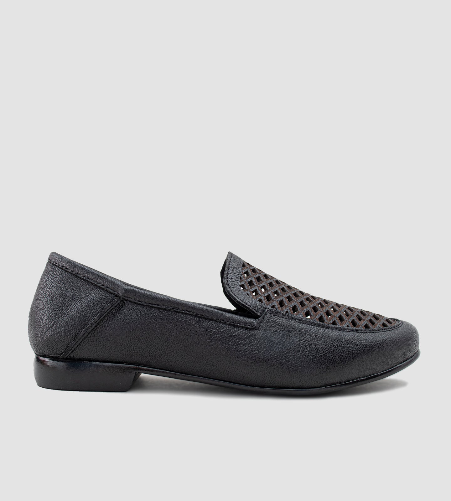 Mocassim feminino em couro pelica preto, com design clássico e detalhes vazados na parte superior para melhor ventilação. Modelo de solado baixo, confortável e elegante, ideal para uso diário e combinações casuais ou formais.